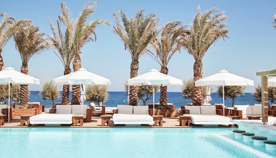Σαντορίνη: Πολυτέλεια και χαλάρωση στο Nikki Beach Resort