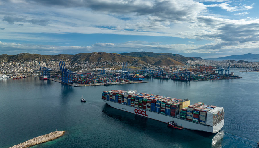 Το OOCL SPAIN στο λιμάνι του Πειραιά © Cosco