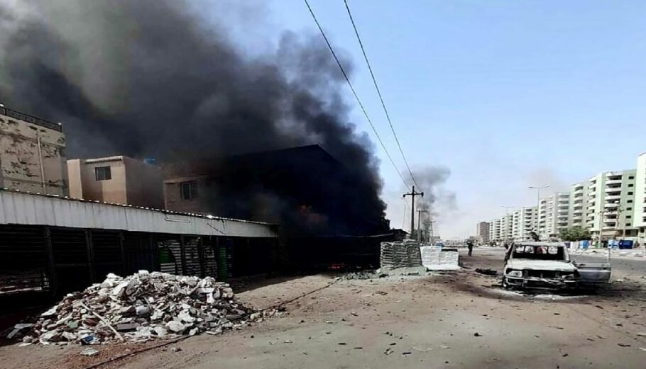 Μάχες σε δρόμο στο Χαρτούμ του Σουδάν © EPA/Indonesian Embassy KBRI Khartoum / HANDOUT HANDOUT EDITORIAL USE ONLY/NO SALES