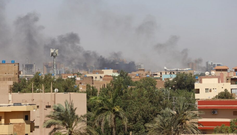 Εκρήξεις και συγκρούσεις στο Σουδάν © EPA/STRINGER