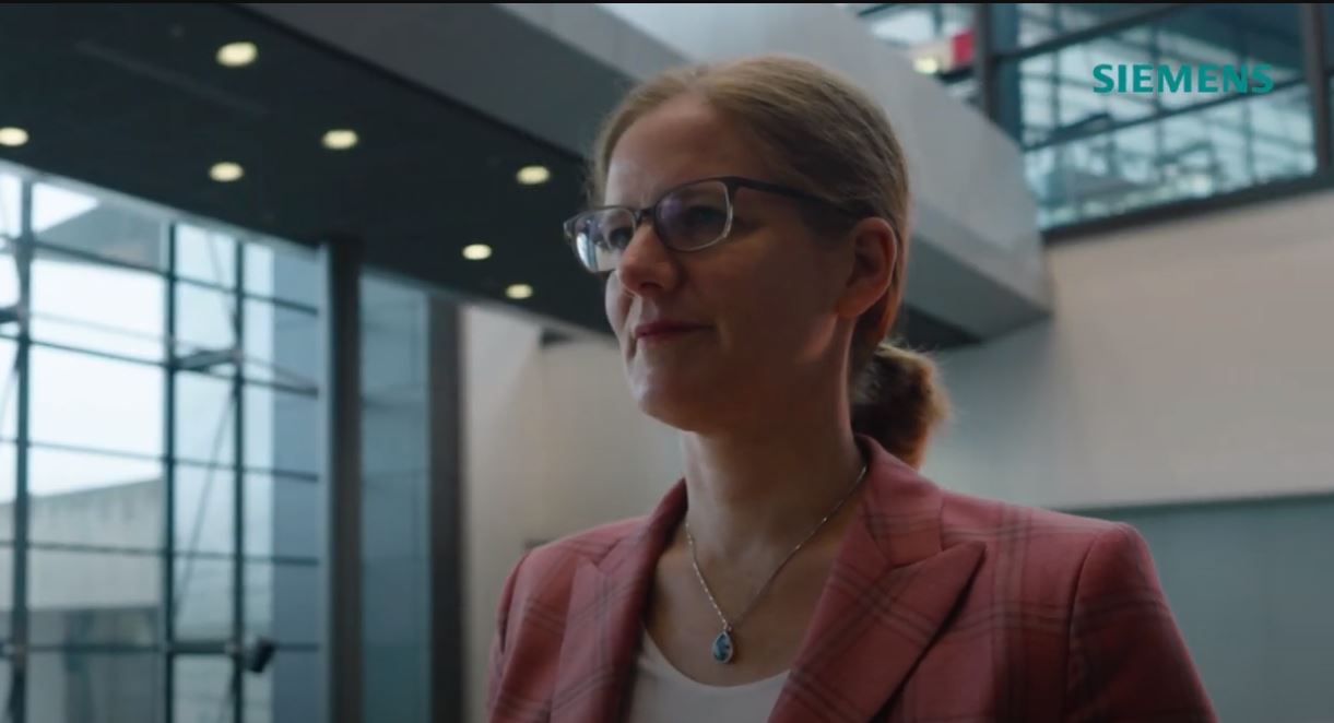 H Sabine Erlinghagen, Διευθύνουσα Σύμβουλος της Siemens Grid Software © YouTube / Printscreen