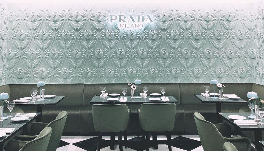 Το Prada Caffè στο πολυκατάστημα Harrods © instagram.com/iambecky_/