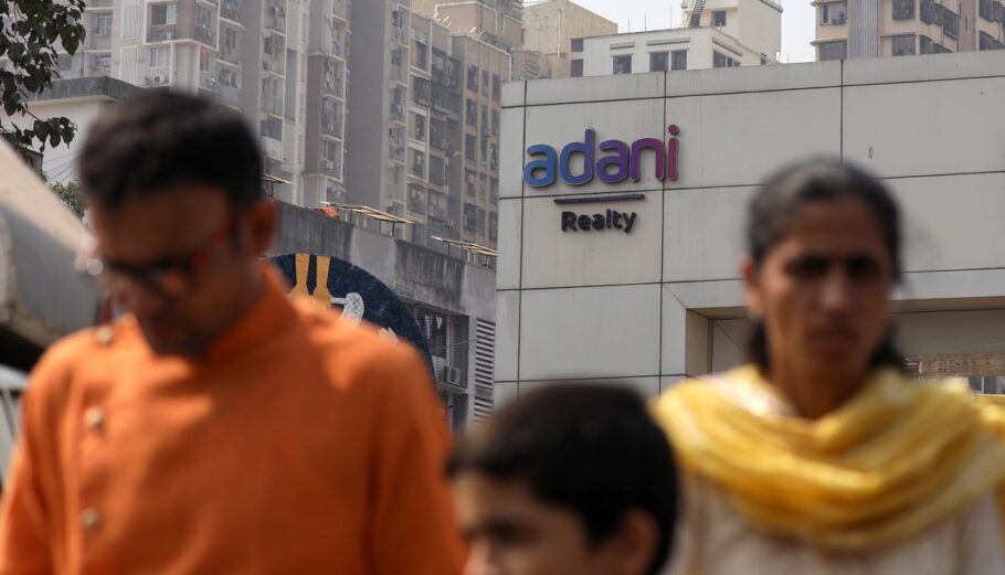 Η εταιρεία του Γκαουτάμ Αντάνι στην Ινδία © EPA/DIVYAKANT SOLANKI