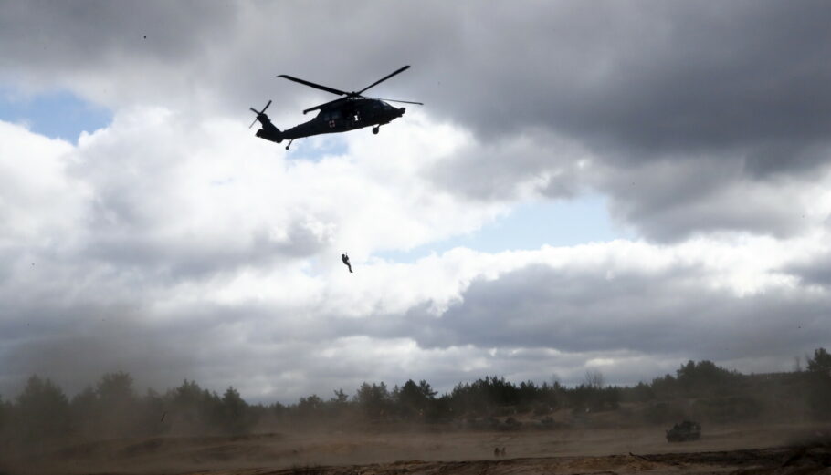 Ελικόπτερα Black Hawk © EPA/TOMS KALNINS