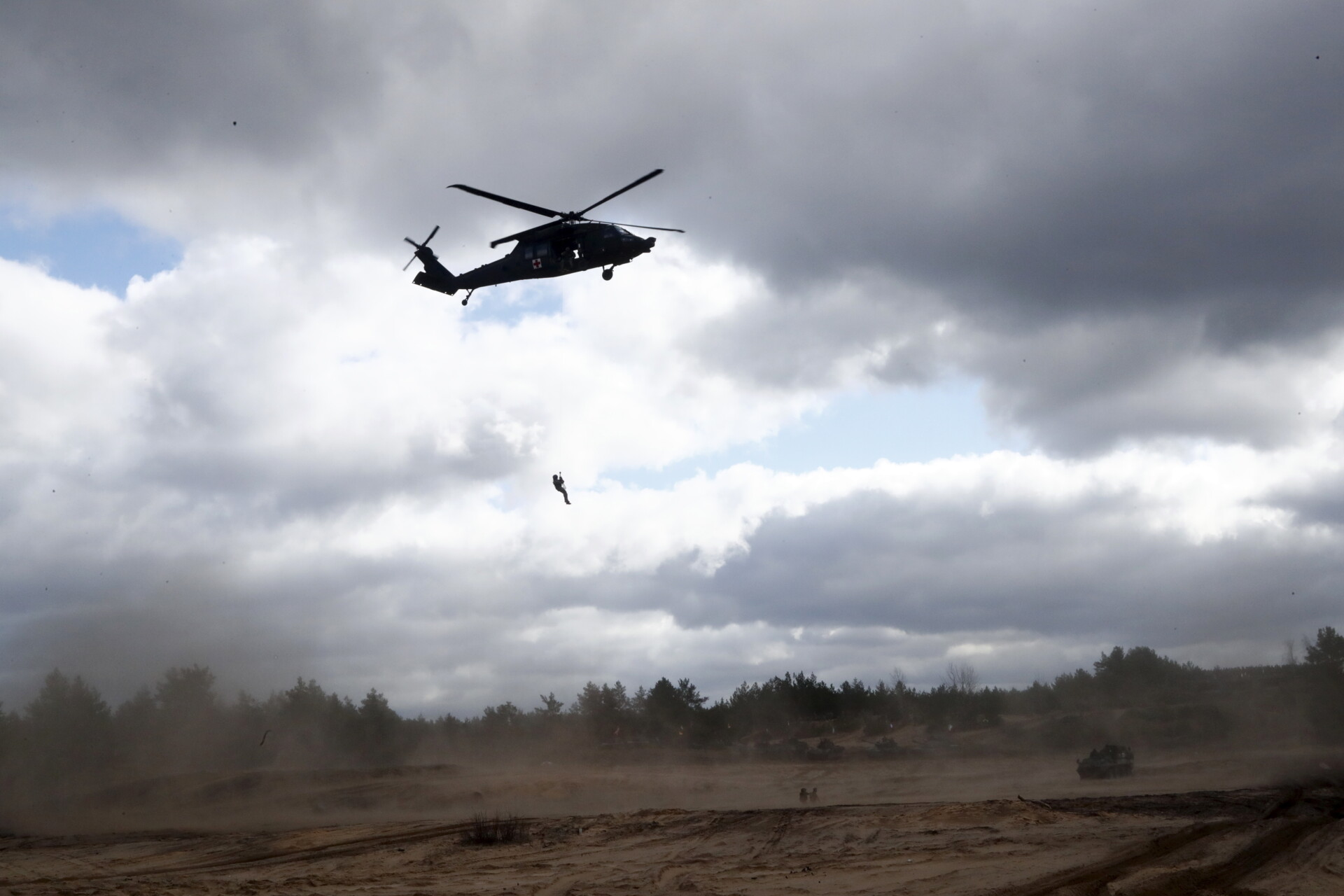 Ελικόπτερα Black Hawk © EPA/TOMS KALNINS