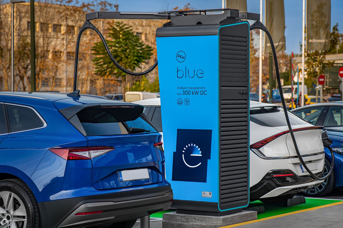 Σταθμός φόρτισης ηλεκτρικών οχημάτων από τη ΔΕΗ blue © ΔΕΗ blue 