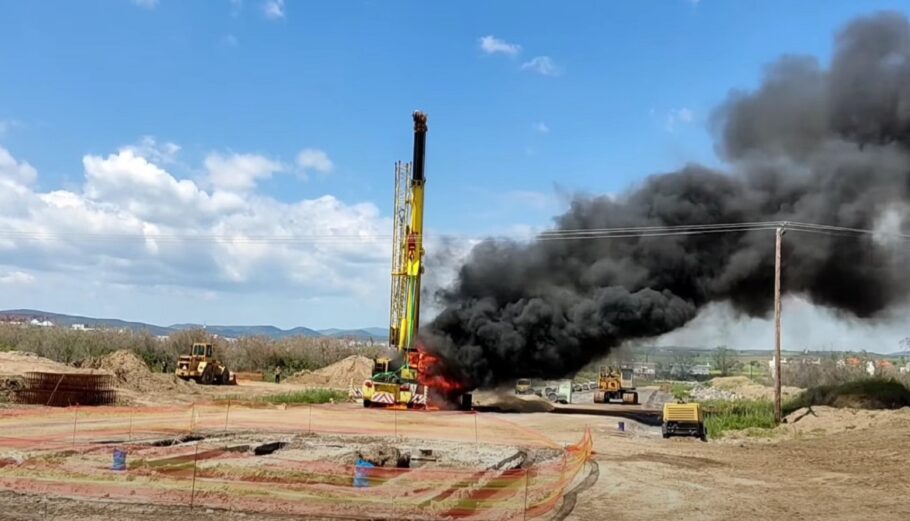 Γερανός που εκτελούσε εργασίες στο εργοστάσιο φυσικού αερίου της Gastrate στην περιοχή του Απαλού πήρε φωτιά © evros-news.gr