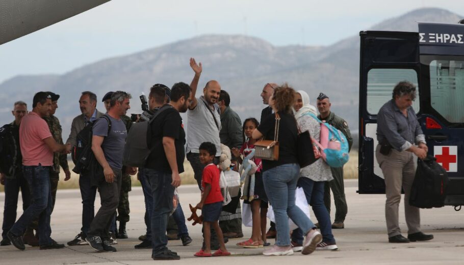 17 διασωθέντες από το Σουδάν, εκ των οποίων 13 Έλληνες, αποβιβάζονται από μεταγωγικό αεροσκάφος C-27J Spartan της πολεμικής αεροπορίας, στην Αεροπορική βάση © ΑΠΕ-ΜΠΕ/ ΓΙΩΡΓΟΣ ΒΙΤΣΑΡΑΣ