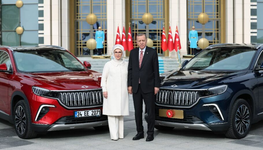 Ρετζέπ Ταγίπ Ερντογάν με την σύζυγό του Εμινέ με το πρώτο e-αυτοκίνητο της τουρκικής Τogg © twitter.com/RTErdogan