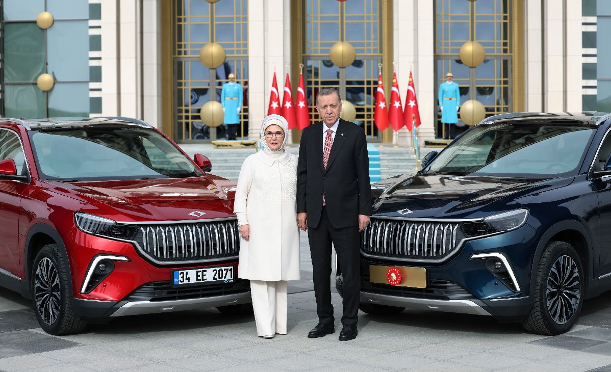 Ρετζέπ Ταγίπ Ερντογάν με την σύζυγό του Εμινέ με το πρώτο e-αυτοκίνητο της τουρκικής Τogg © twitter.com/RTErdogan