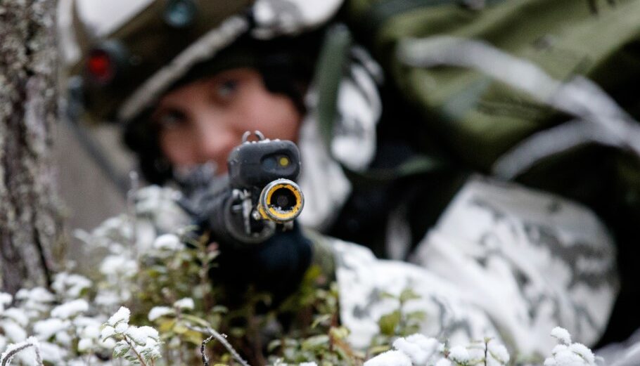 Φινλανδός στρατιώτης σε άσκηση κοντά στα σύνορα με τη Ρωσία © EPA/Tomi Hanninen