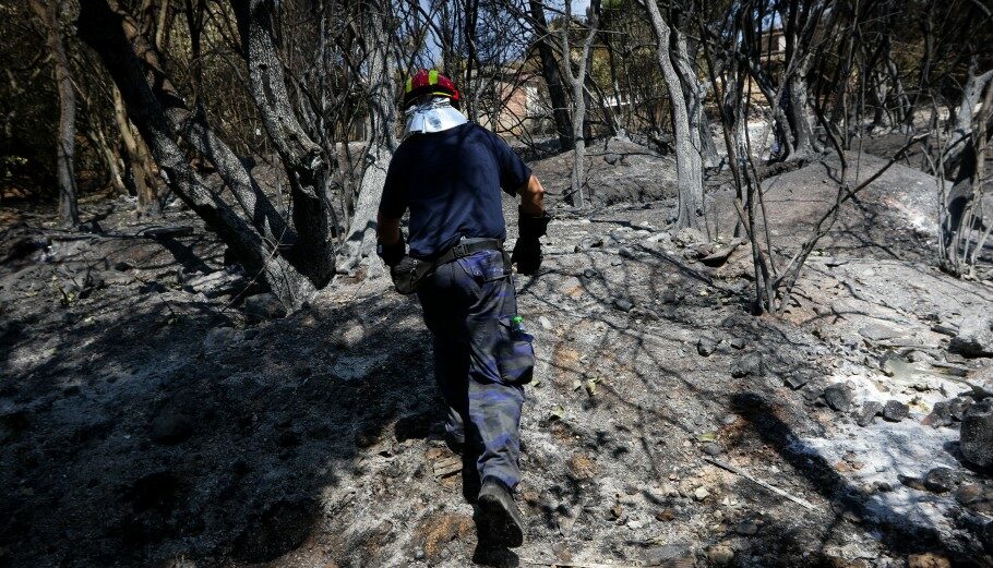 Πυροσβέστης μετά τη φονική πυρκαγιά στο Μάτι © EUROKINISSI/ΓΙΑΝΝΗΣ ΠΑΝΑΓΟΠΟΥΛΟΣ