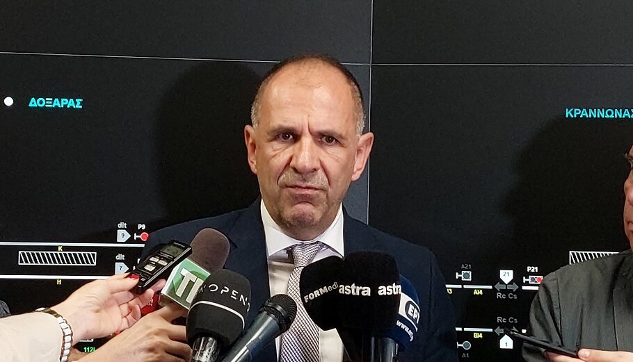 Ο υπουργός Επικρατείας, Γιώργος Γεραπετρίτης. κάνει δηλώσεις κατά την διάρκεια της επίσκεψης του στον σιδηροδρομικό σταθμό Λάρισας και τον ΟΣΕ Λάρισας όπου ενημερώθηκε για την εξέλιξη των εργασιών στο κτίριο της τηλεδιοίκησης, @ΑΠΕ-ΜΠΕ/ΑΠΟΣΤΟΛΗΣ ΝΤΟΜΑΛΗΣ