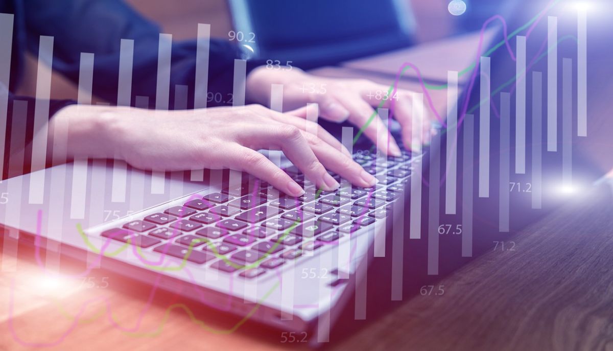 Κοπέλα πληκτρολογεί σε laptop © Pixabay