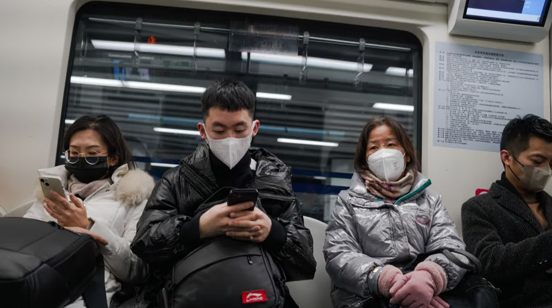 Δεν είναι πλέον υποχρεωτική η μάσκα στο Μετρό του Πεκίνου © EPA