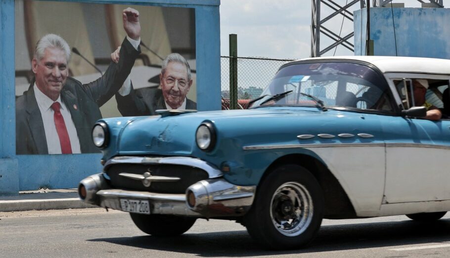 Ο εκλεκτός του Ραούλ Κάστρο, Μιγκέλ Ντίας-Κανέλ, επανεξελέγη πρόεδρος στην Κούβα © EPA/Ernesto Mastrascusa