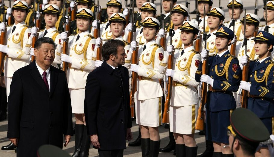 Εμανουέλ Μακρόν και Σι Τζινπίνγκ © EPA/Ng Han Guan/POOL