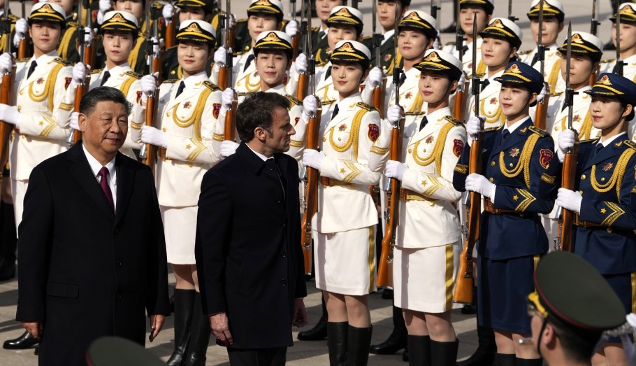 Εμανουέλ Μακρόν και Σι Τζινπίνγκ © EPA/Ng Han Guan/POOL