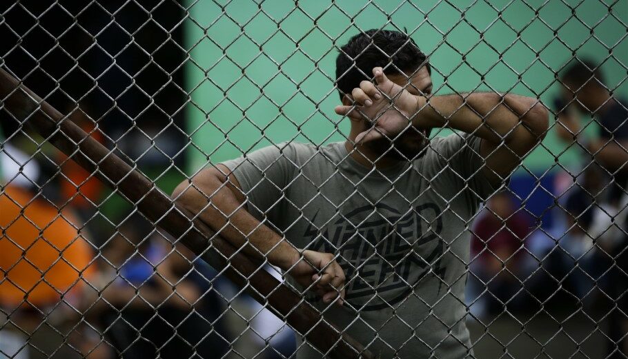 Μετανάστης σε κέντρο υποδοχής του Παναμά © EPA/BIENVENIDO VELASCO