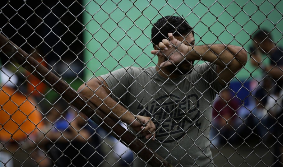 Μετανάστης σε κέντρο υποδοχής του Παναμά © EPA/BIENVENIDO VELASCO