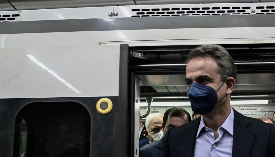 Ο Κυριάκος Μητσοτάκης στο μετρό © Eurokinissi