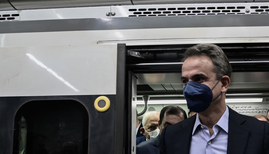 Ο Κυριάκος Μητσοτάκης στο μετρό © Eurokinissi