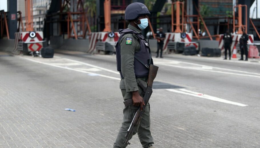 Αστυνομικός στη Νιγηρία © EPA/AKINTUNDE AKINLEYE
