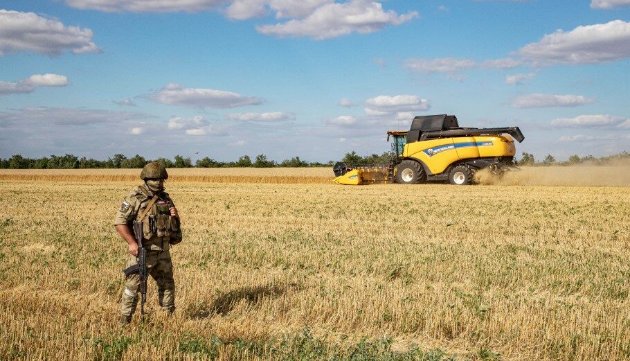 Ρώσος στρατιώτης σε κατεχόμενη ουκρανική περιοχή κατά τη διάρκεια του θερισμού © EPA/SERGEI ILNITSKY