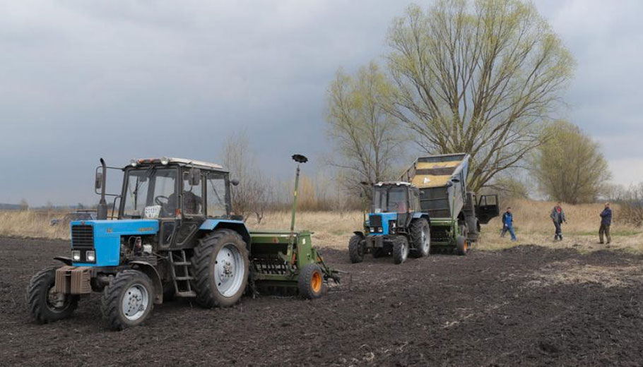 Ουκρανοί αγρότες σε καλλιέργειες κοντά στο Κίεβο © EPA/SERGEY DOLZHENKO