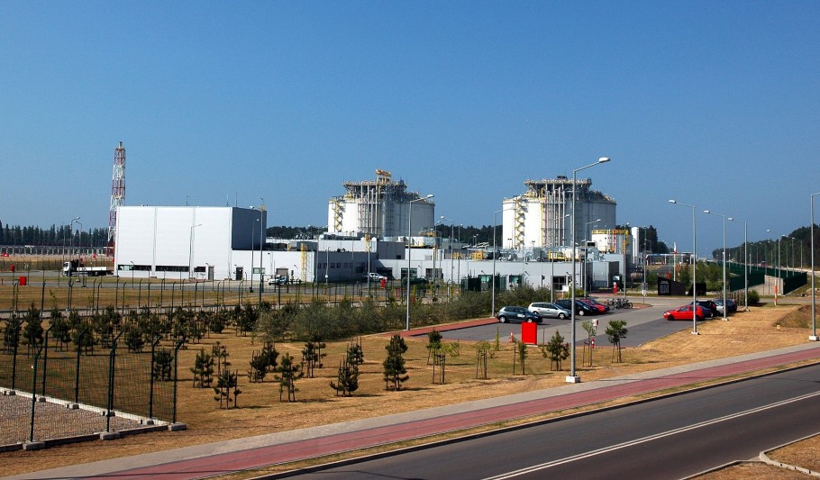 O τερματικός σταθμός υγροποιημένου φυσικού αερίου (LNG) στο Σφινόουιστσε της Πολωνίας © Βικιπαίδεια