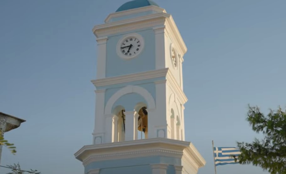 Το ρολόι - σήμα κατατεθέν στον Πόρο © YouTube/screenshot