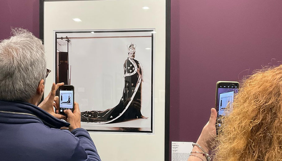 H αυτοκρατορία των Queen μέσα από 60 σπάνιες φωτογραφίες