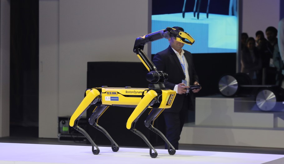 Spot, ο ρομποτικός σκύλος της Boston Dynamics © EPA/RAJAT GUPTA