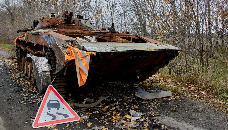 Κατεστραμμένο ρωσικό τανκ στην Ουκρανία © EPA/SERGEI KOZLOV