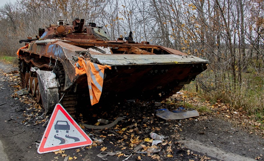 Κατεστραμμένο ρωσικό τανκ στην Ουκρανία © EPA/SERGEI KOZLOV