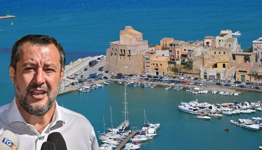 O Ματέο Σαλβίνι μπροστά από το λιμάνι της Σικελίας © EPA/MATTEO CORNER - Pixabay - PowerGame.gr