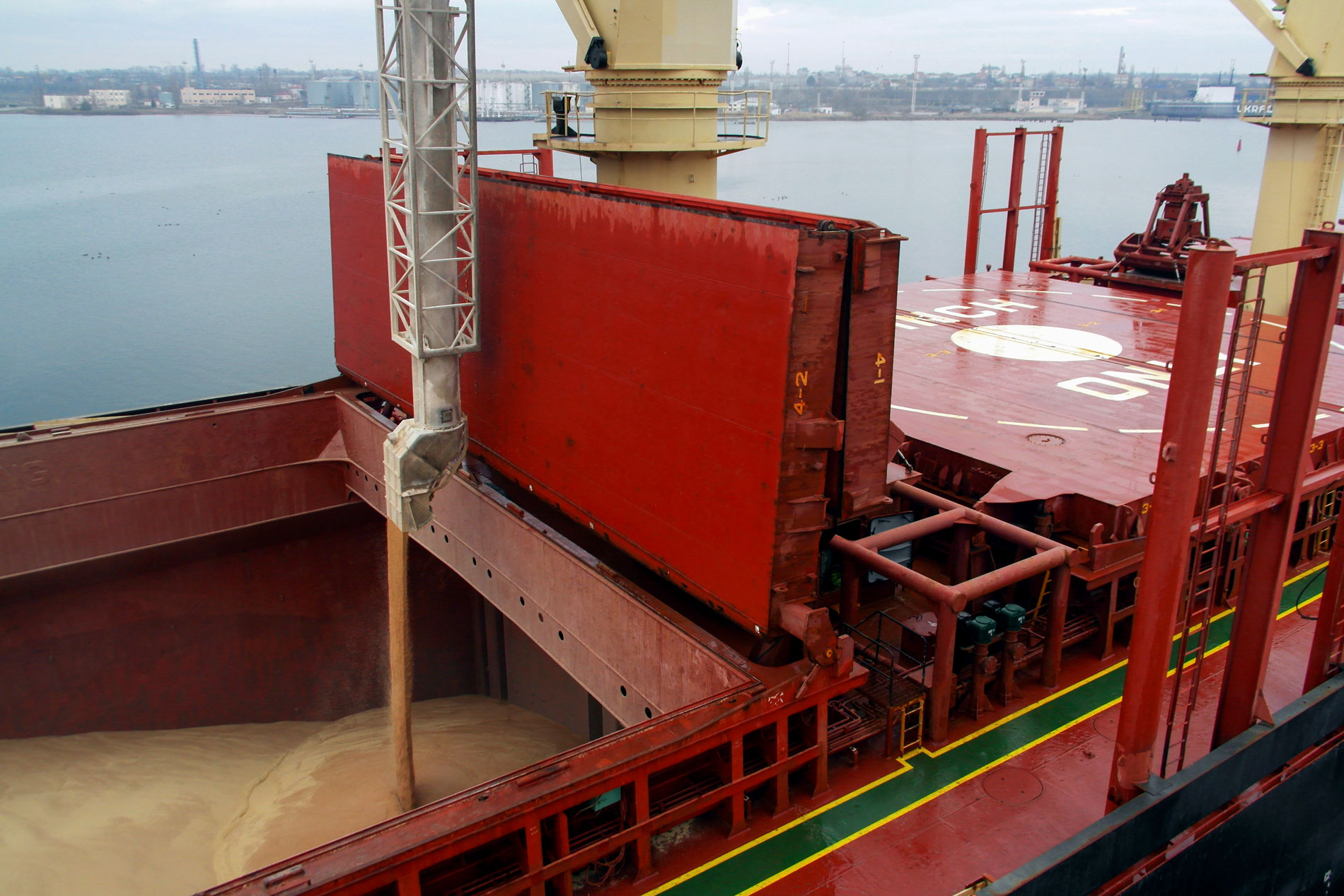 Πλοίο που μεταφέρει ουκρανικά σιτηρά στο λιμάνι της Οδησσού © EPA/IGOR TKACHENKO