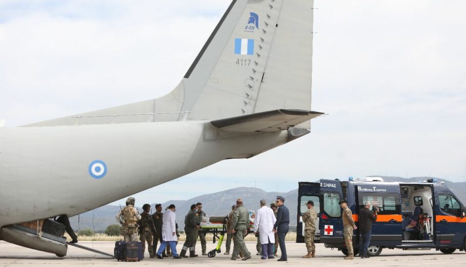 Διασωθέντες Ελλήνων από το Σουδάν με μεταγωγικό αεροσκάφος C-27J Spartan της Πολεμικής Αεροπορίας © ΑΠΕ-ΜΠΕ/ ΓΙΩΡΓΟΣ ΒΙΤΣΑΡΑΣ