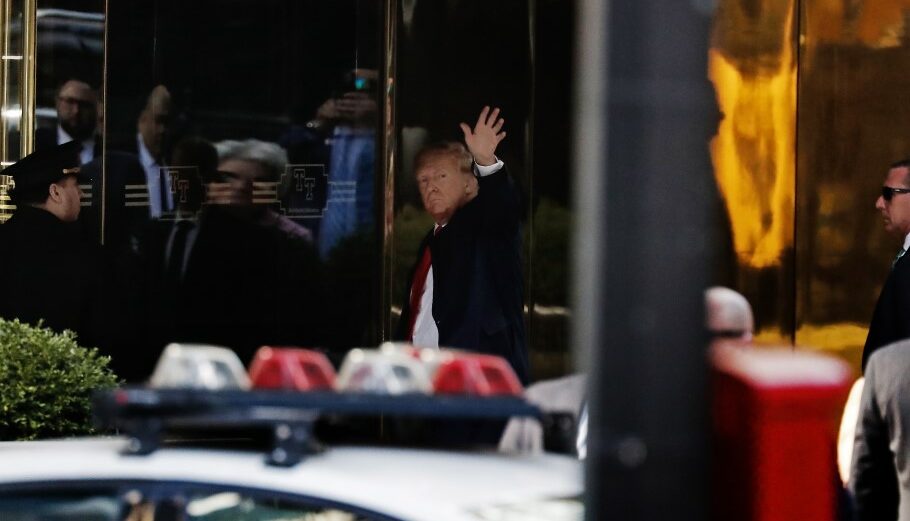 Ο Ντόναλντ Τραμπ χαιρετά τον κόσμο έξω από το κτίριο Trump Tower στη Νέα Υόρκη © EPA/Peter Foley