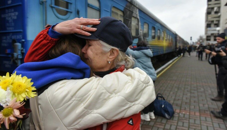 Επανένωση συγγενών στον σιδηροδρομικό σταθμό της Χερσώνα στην Ουκρανία © EPA/Oleg Petrasyuk