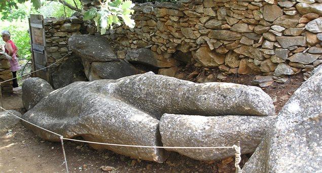 Κούροι στα Aρχαία Λατομεία Μαρμάρου (περιοχές Φαράγγι και Φλεριό, Μέλανες) © naxos.gr