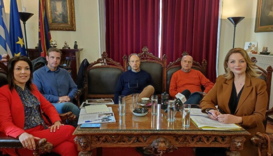 Από αριστερά, η η Δήμαρχος Κεντρικής Κέρκυρας και Διαποντίων Νήσων, Μ. Υδραίου, οι Σπ. Παδοβάς και Θ. Μακρης, από το ΔΣ του Μουσείου Καποδίστρια, ο Αντιδήμαρχος Τουρισμού. Π. Βαρουχάς, και η Πρόεδρος του ΕΟΤ, Ά. Γκερέκου © ΔΤ