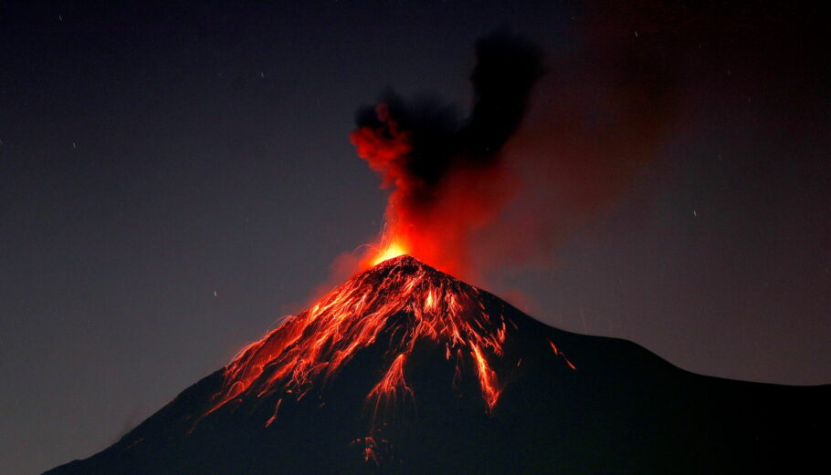 To ηφαίστειο Φουέγκο στη Γουατεμάλα © EPA/Esteban Biba