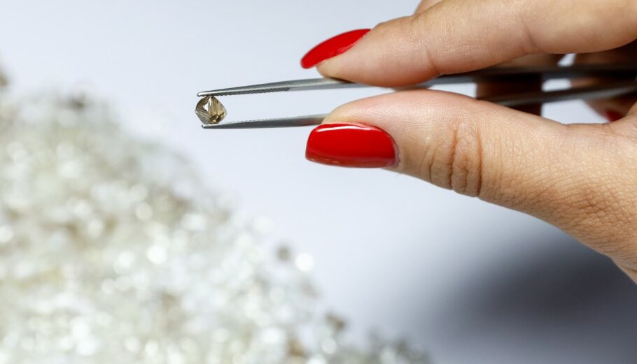 Υπάλληλος σε εταιρεία στην Αμβέρσα ξεχωρίζει διαμάντια