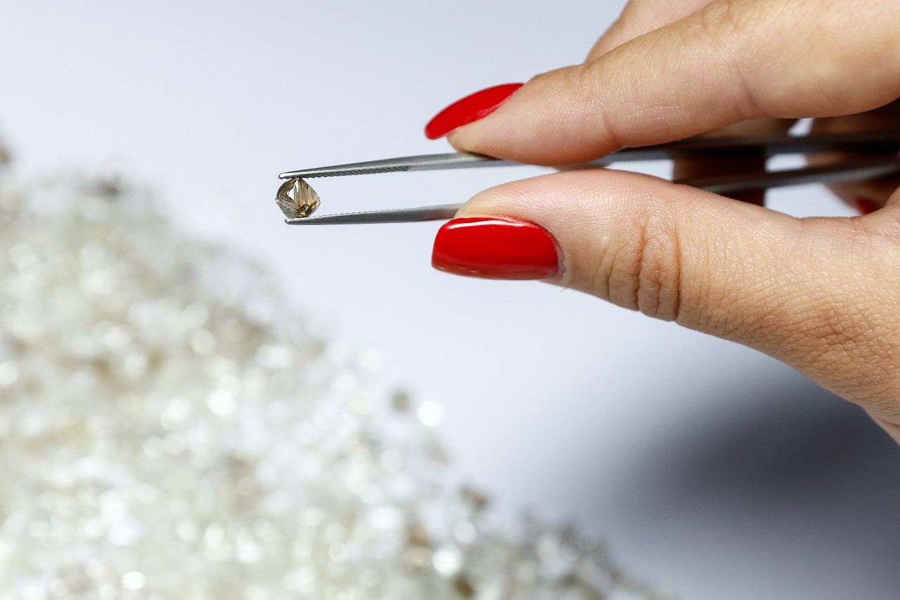 Υπάλληλος σε εταιρεία στην Αμβέρσα ξεχωρίζει διαμάντια