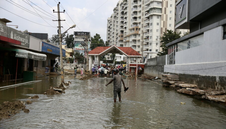 Πλημμυρισμένοι δρόμοι στην Μπενγκαλούρου της Ινδίας © EPA/JAGADEESH NV