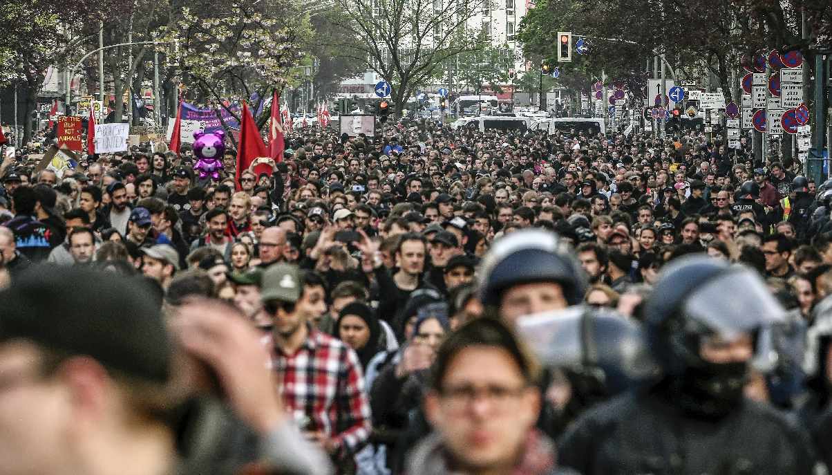 Διαδηλωτές στη Γερμανία © EPA/Filip Singer