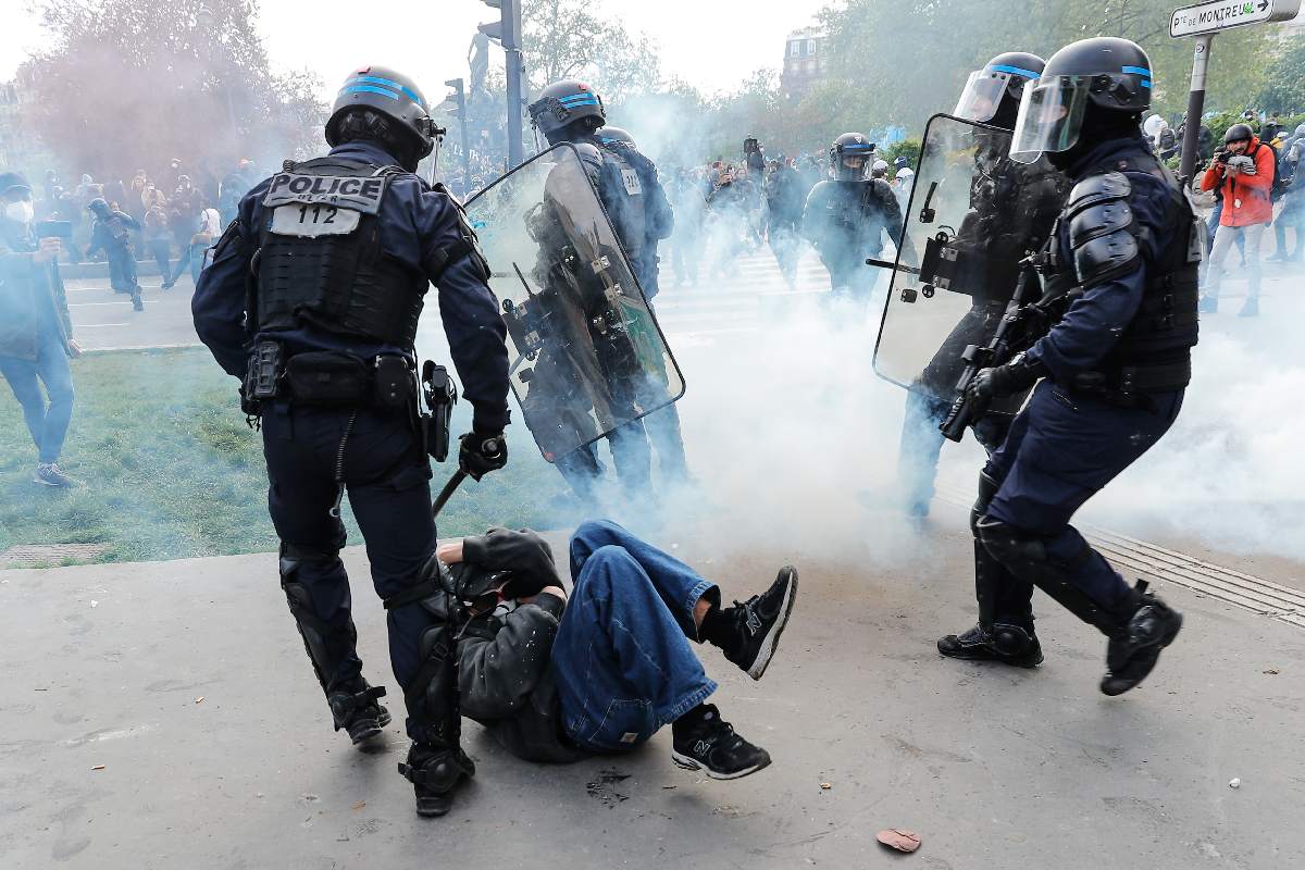 Συγκρούσεις διαδηλωτών - αστυνομίας στη Γαλλία © EPA/TERESA SUAREZ