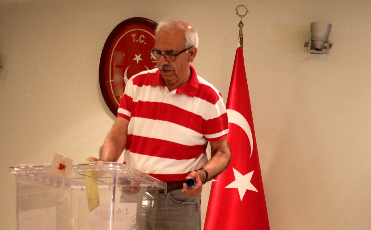 Τούρκοι πολίτες ψηφίζουν στο εξωτερικό © EPA/SOHAIL SHAHZAD