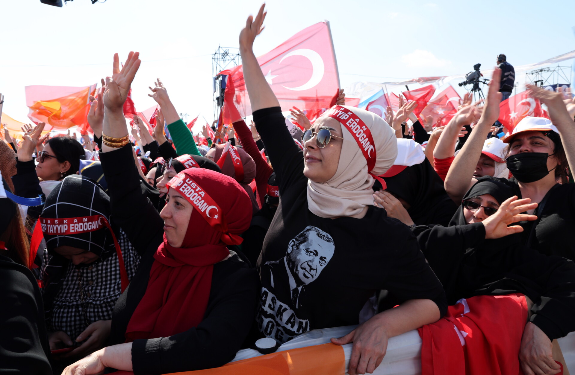 Υποστηρίκτριες του Ερντογάν © EPA/TOLGA BOZOGLU